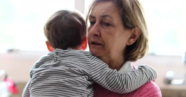 Бабуся Тримає Дитину Онук Обіймах Втішаючи Дитину — стокове відео