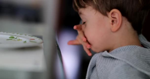 手の子供の顔をこすり口を拭く子供 — ストック動画