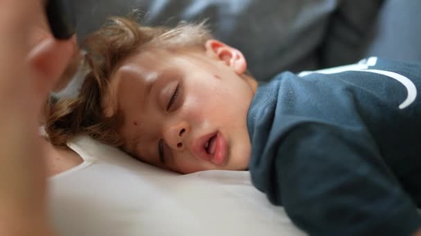 Bambino Dormire Primo Piano Faccia Pisolino — Video Stock