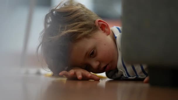 Παιδί Σηκώνεται Από Πάτωμα — Αρχείο Βίντεο