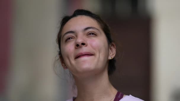 Lycklig Kvinna Öppnar Ögonen Mot Himlen Leende Lugn Kontemplativ Person — Stockvideo
