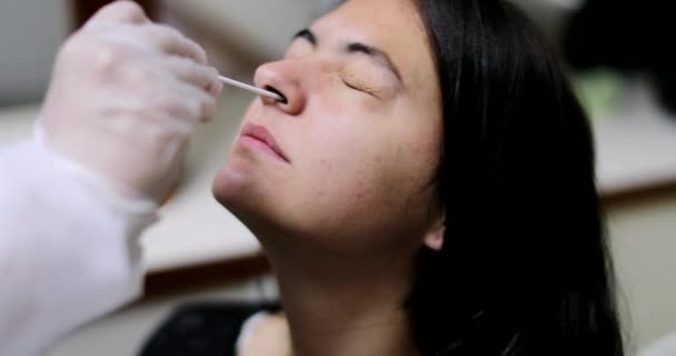 鼻のCovidテスト痛みを伴う手順を行う人 — ストック動画