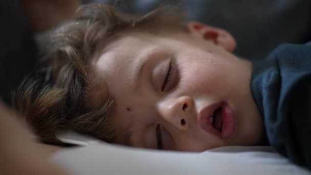 Bambino Dormire Primo Piano Faccia Pisolino — Video Stock