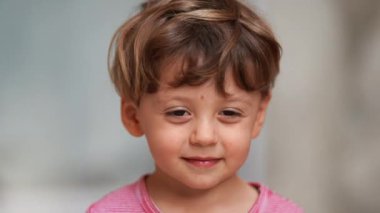 Küçük bir çocuğun mutlu çocuk portresi şirin ve sevimli.