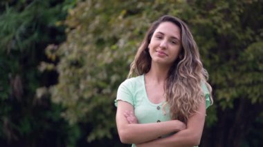 Çeşitli Güney Amerikalı genç kadın portresi. 20 'li yaşlarda Latin bir kız kameraya gülümsüyor.