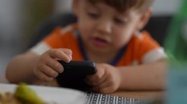 Çocuk ekranlara dokunmak için telefon kullanıyor. Küçük çocuk teknolojiyi kullanıyor.