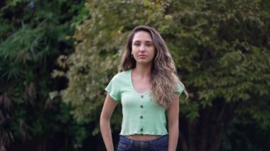 Dışarıda kameraya gülümseyen mutlu bir İspanyol kadın. Sıradan bir Güney Amerikalı kadın portresi. Yakın çekim yüzü.