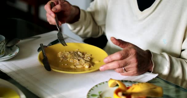 Hombre Mayor Desayunando Por Mañana Come Puré Plátano — Vídeo de stock