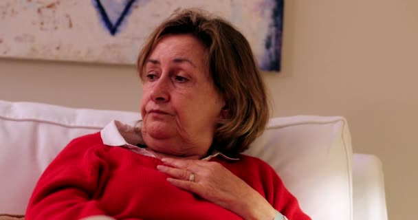 Prihatin Wanita Senior Yang Duduk Sofa Dengan Ekspresi Yang Sibuk — Stok Video