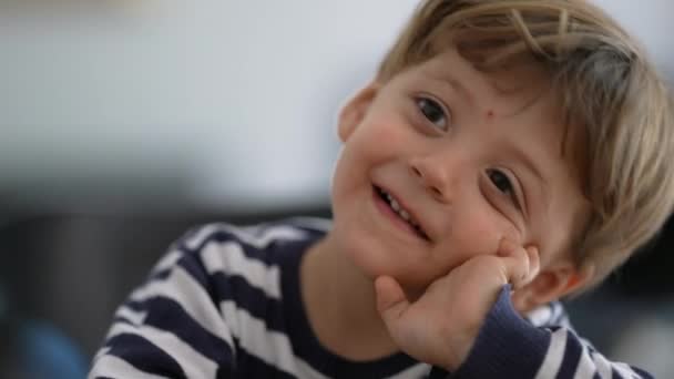 Roztomilý Expresivní Malý Chlapec Portrét Tvář — Stock video