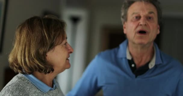 Starsze Para Miłość Objąć Starszy Mąż Żona Objąć — Wideo stockowe