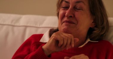 Son sınıf kadını güler mutlu yaşlı insan gerçek hayatta güler ve gülümser.