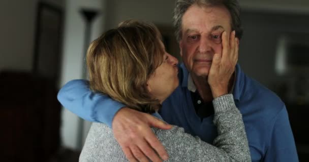 Büyük Kocayı Öpüyor Yaşlı Çift Sevgi Sevgi Dolu — Stok video