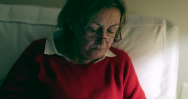 Senior Vrouw Lezen Bericht Met Smartphone Apparaat Nachts Zitten Bank — Stockvideo