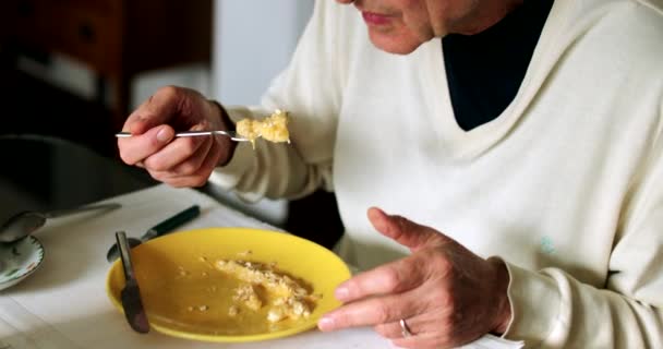 Uomo Anziano Mangiare Pasto Colazione Mattino Candida Persona Anziana Mangia — Video Stock