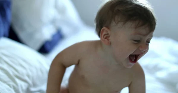 Грайливий Усміхнений Милий Немовля Ліжку — стокове фото