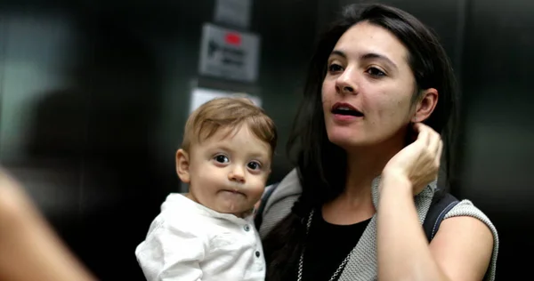 Playful Mother Holding Baby Infant Insidde Elevator Interaction Mirror — Zdjęcie stockowe