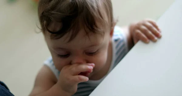 Симпатичний Малюк Вчиться Триматися Батьківську Ногу Немовля Однорічний Розвиток Спирається — стокове фото