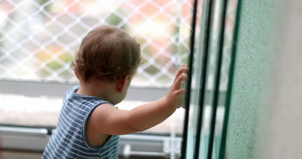 Мила Дитина Стоїть Біля Домашнього Вікна Під Час Замикання Квартирі — стокове фото
