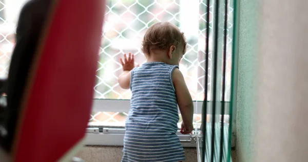 Симпатична Дитина Стоїть Біля Вікна Квартири Досліджує Будинок Під Час — стокове фото