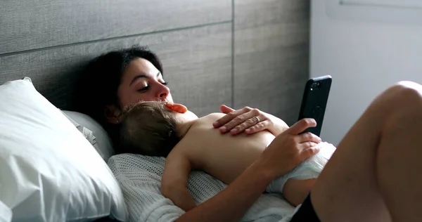 Mother Using Smartphone Baby Sleeping Mom Chest Mom Caressing Napping — Stockfoto