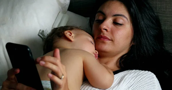 Мати Лежить Ліжку Сплячою Дитиною Використовує Пристрій Смартфона — стокове фото