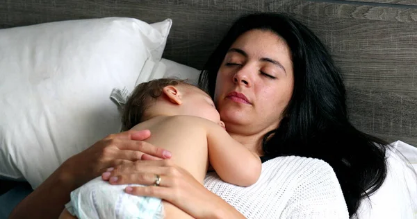 Mother Baby Sleeping Together Bedroom Mom Lying Bed Infant Child — Foto de Stock