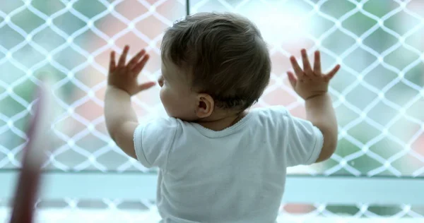 Мила Дитина Спирається Вікно Дивлячись Назовні Тоддлер Повзає Підлозі — стокове фото