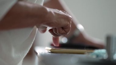 Telefonda el yazısıyla mesaj yazmak. Son sınıf öğrencisinin cep telefonu ekranına dokunması.
