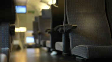 Boş tren koridoru koltukları.