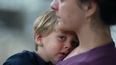 Gözü yaşlı anne ve çocuk birlikte. Anne zor zamanlar geçiriyor ve ağlıyor.