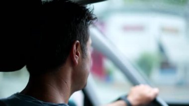 Elinde direksiyon tutan yakışıklı bir şoför.