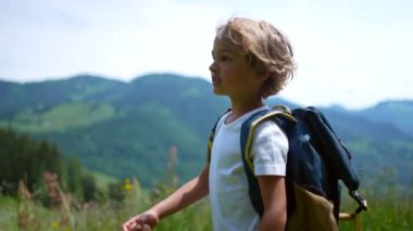 Genç bir çocuk dışarıda yürüyüş yapıyor.