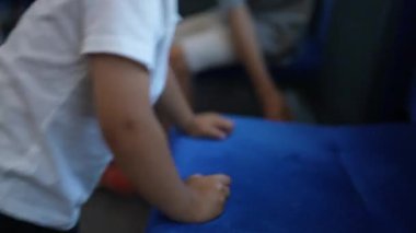 Trenle seyahat eden çocuklar koltuklarla oynamayan çocuklar.