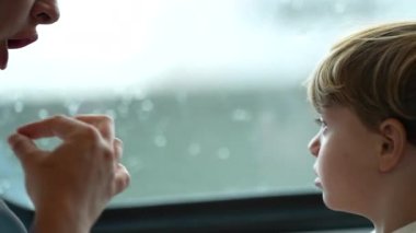 Anne, çocuğu trendeki karışıklıktan dolayı azarlıyor.