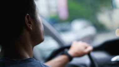 Elinde direksiyon tutan yakışıklı bir şoför.