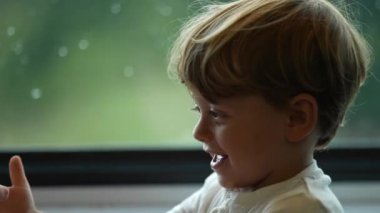 Trenle seyahat eden mutlu bir çocuk profili.