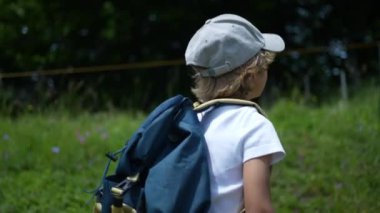 Bir çocuk doğa yürüyüşü yapıyor. Doğada yürüyor.