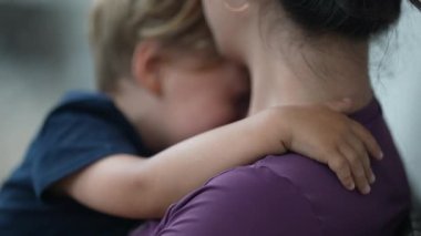 Yeni yürümeye başlayan çocuk anne, anne, baba ve anneye birlikte yaslanıyor.