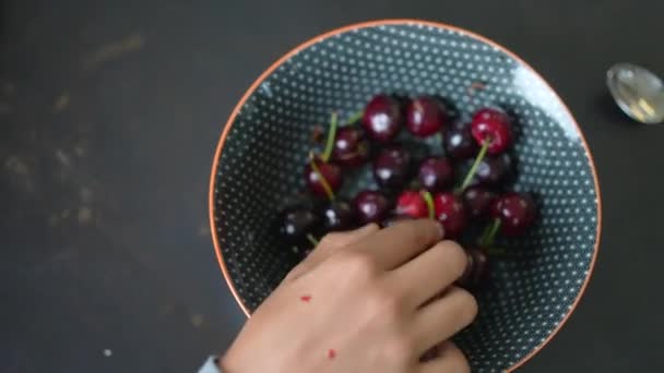 Chico Agarrando Cereza Cuenco Chico Come Fruta — Vídeo de stock