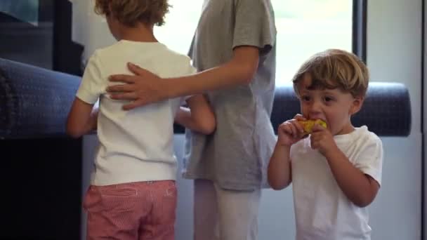 Barn Som Reser Med Tåg Barn Transport Tillsammans — Stockvideo