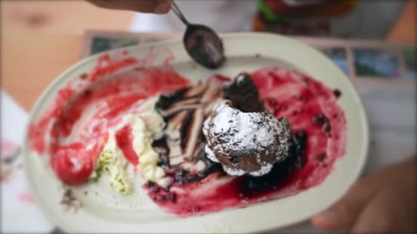 盘中的巧克力甜点蛋糕冰淇淋 — 图库视频影像