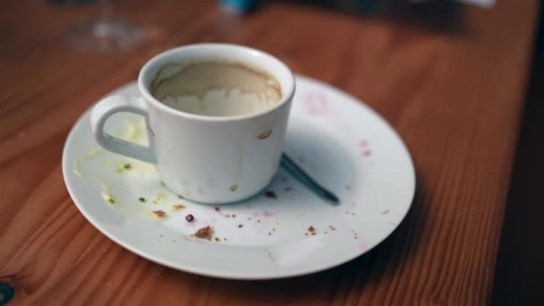 午饭后放在桌上的一杯空咖啡 — 图库视频影像
