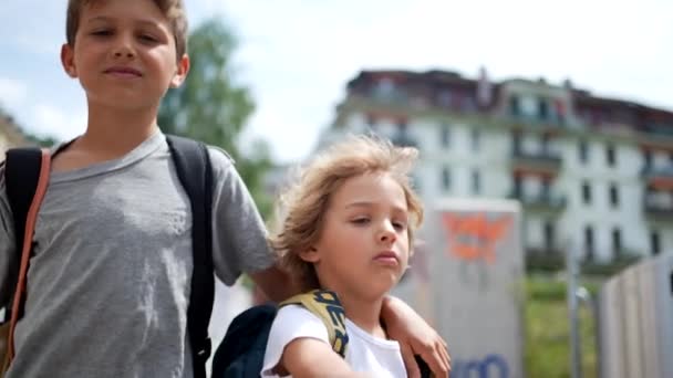 Dva Sourozenci Dojíždějící Školy Spolu Šťastný Mladý Chlapec Chůze Ulici — Stock video