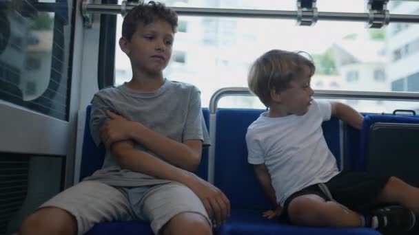 Δύο Αδέλφια Που Ταξιδεύουν Παιδιά Τρένων Για Μεταφορά — Αρχείο Βίντεο