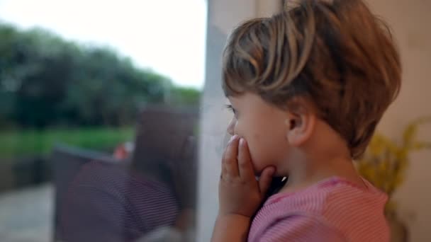 Сумна Дитина Спираючись Вікно Дивиться — стокове відео