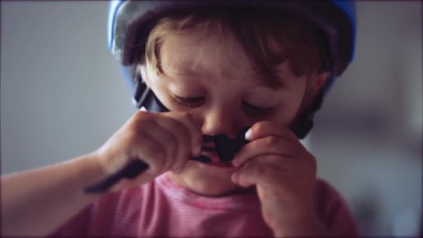 Criança Feliz Colocando Pulseira Capacete Bicicleta Por Mesmo — Vídeo de Stock