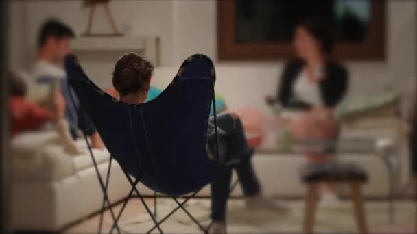Candid Blurred Tiro Membros Família Sentados Sala Estar Juntos — Vídeo de Stock
