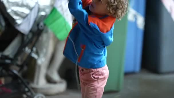Lindo Niño Golpeando Piñata Tradicional Celebración Cumpleaños — Vídeo de stock