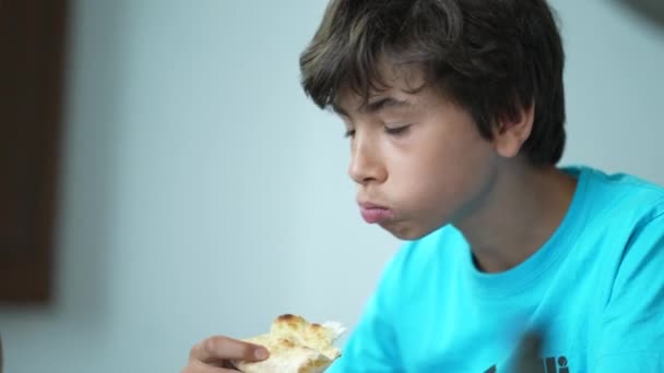 Upřímný Mladý Chlapec Jíst Kus Pizzy Rodinným Obědem — Stock video